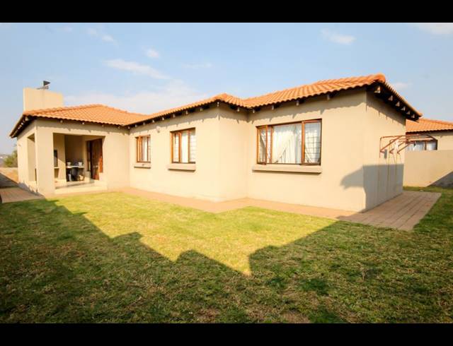 3 BEDROOM TOWNHOUSE FOR SALE IN THATCHFIELD